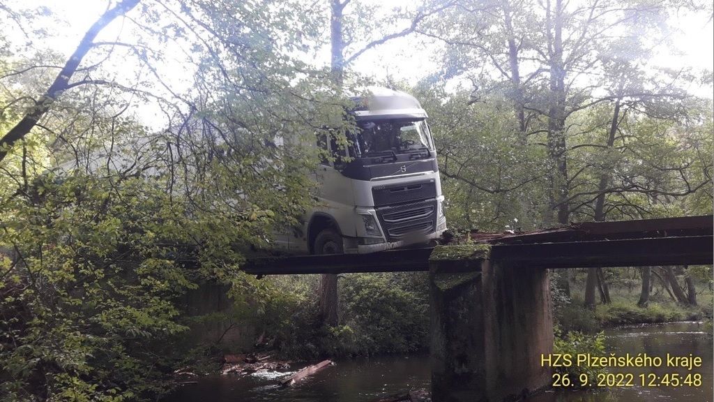 Kuriózní nehoda na Tachovsku. Kamion uvázl na lávce pro pěší